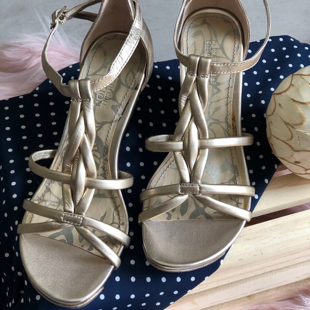 Pre❤️loved KENNETH COLE REACTION Strappy Wedge